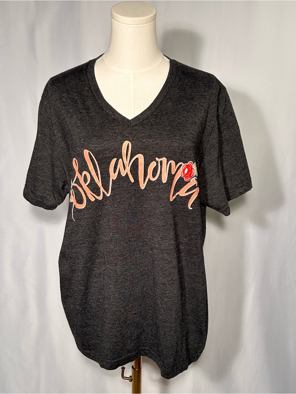 Calamity Jane’s Apparel Oklahoma 1907 Floral Buffalo V-Neck Graphic Tee L - Picture 2 of 7
